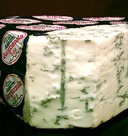 Gorgonzola Gorgonzola Горгонзола хранится завернутой в алюминиевую фольгу
